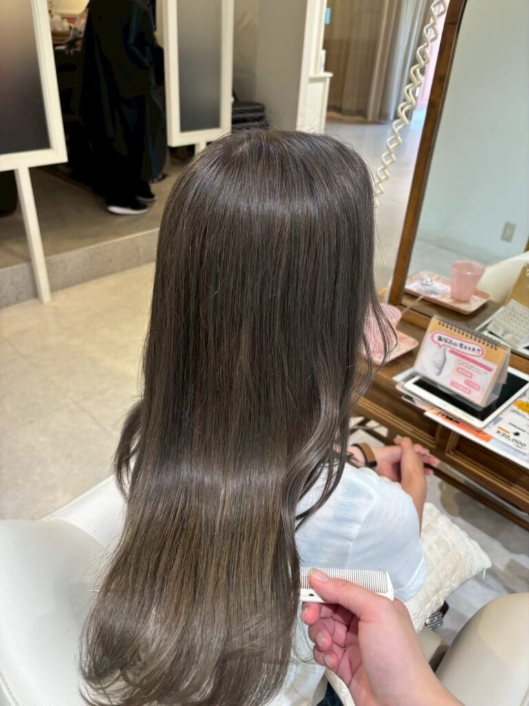オリーブカラーで透明感とやわらかさを