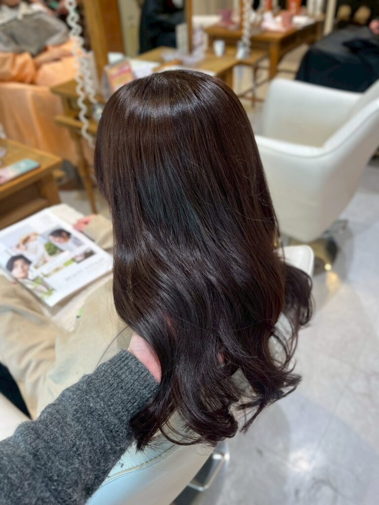 抜け感ブラウンでやわらかツヤ髪に