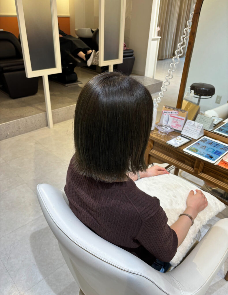 透け感グレージュで大人可愛く